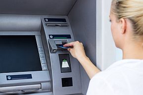 Auf das Visa und MasterCard Logo achten Geldautomat