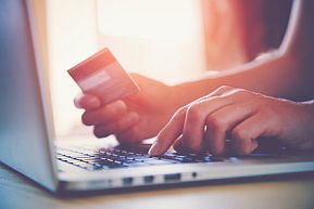 Nicht jede Bank verlangt eine Aktivierungsgebühr Hand tippt Kreditkartennummer ein