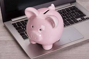 Hier kann man richtig viel sparen Sparschwein auf Laptop